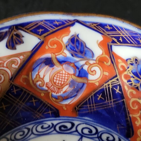 Antique Japanese Imari Porcelain Bowl w/ Mythical Kirin Design and Scalloped Rim - Picture 9 of 13